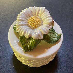 🌼Fitz And Floyd Porcelain Flower (Daisy?) Trinket Box🌼